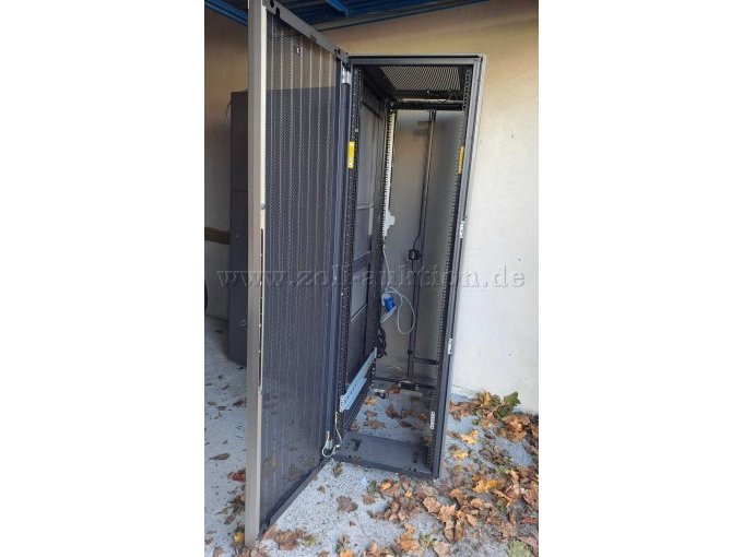 Serverschrank geöffnet von vorne