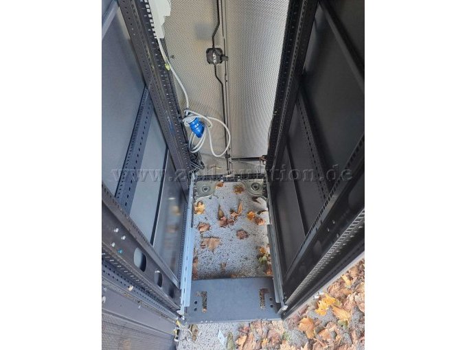Serverschrank untere Innenseite