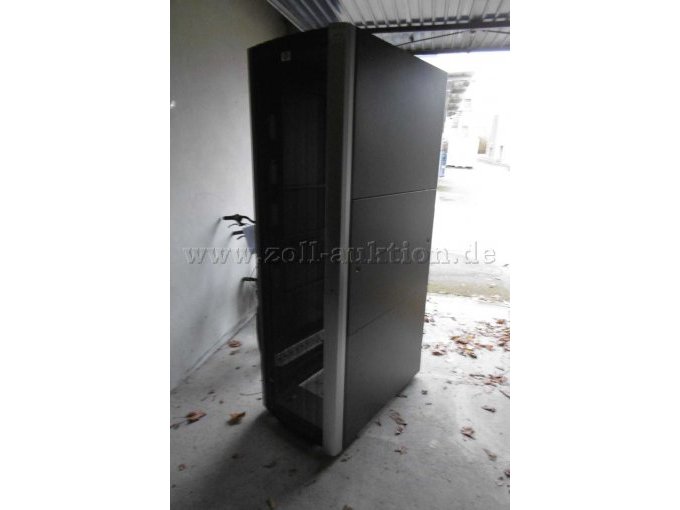 Serverschrank geschlossen von hinten