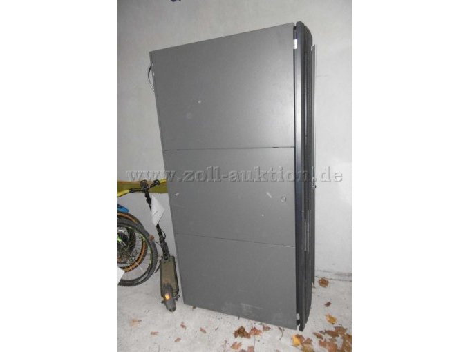 Seitliche Ansicht des Serverschranks