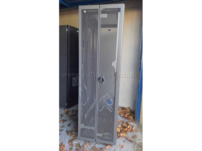 Serverschrank geschlossen von hinten