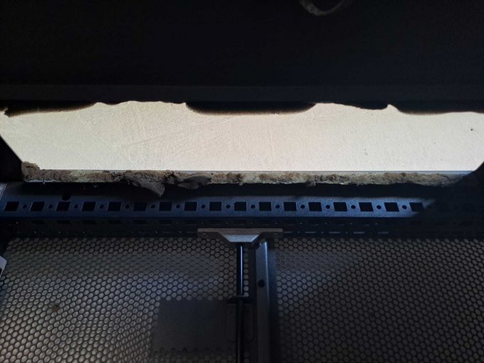 Detailansicht verwitterter Schaumstoff