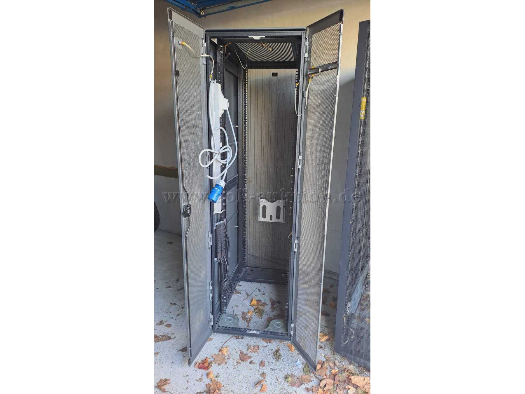 Geöffneter Serverschrank von hinten