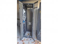 Geöffneter Serverschrank von hinten