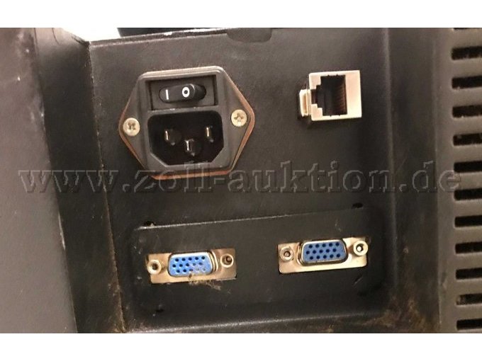 Rückwärtige Buchsenleiste inklusive der Netzspannungsbuchse.