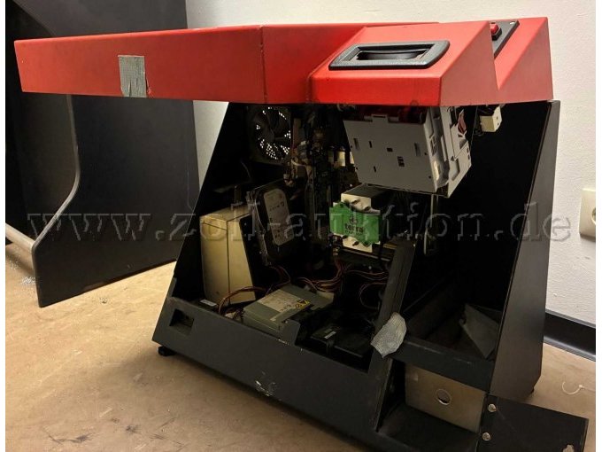 Geöffneter Terminal mit festgestellter Frontklappe