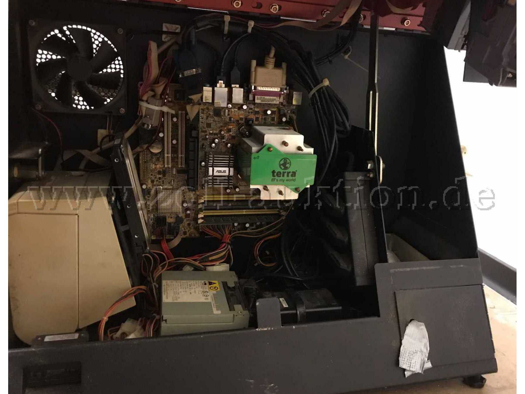 Innenausstattung mit diversen Bauteilen (Trafo, Lüfter, Drücker, Steckerleisten usw.)