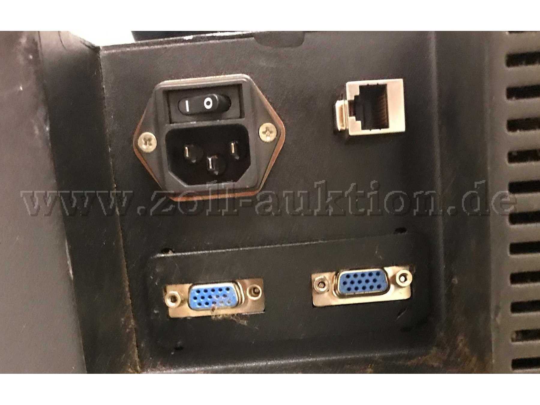 Rückwärtige Buchsenleiste inklusive der Netzspannungsbuchse.