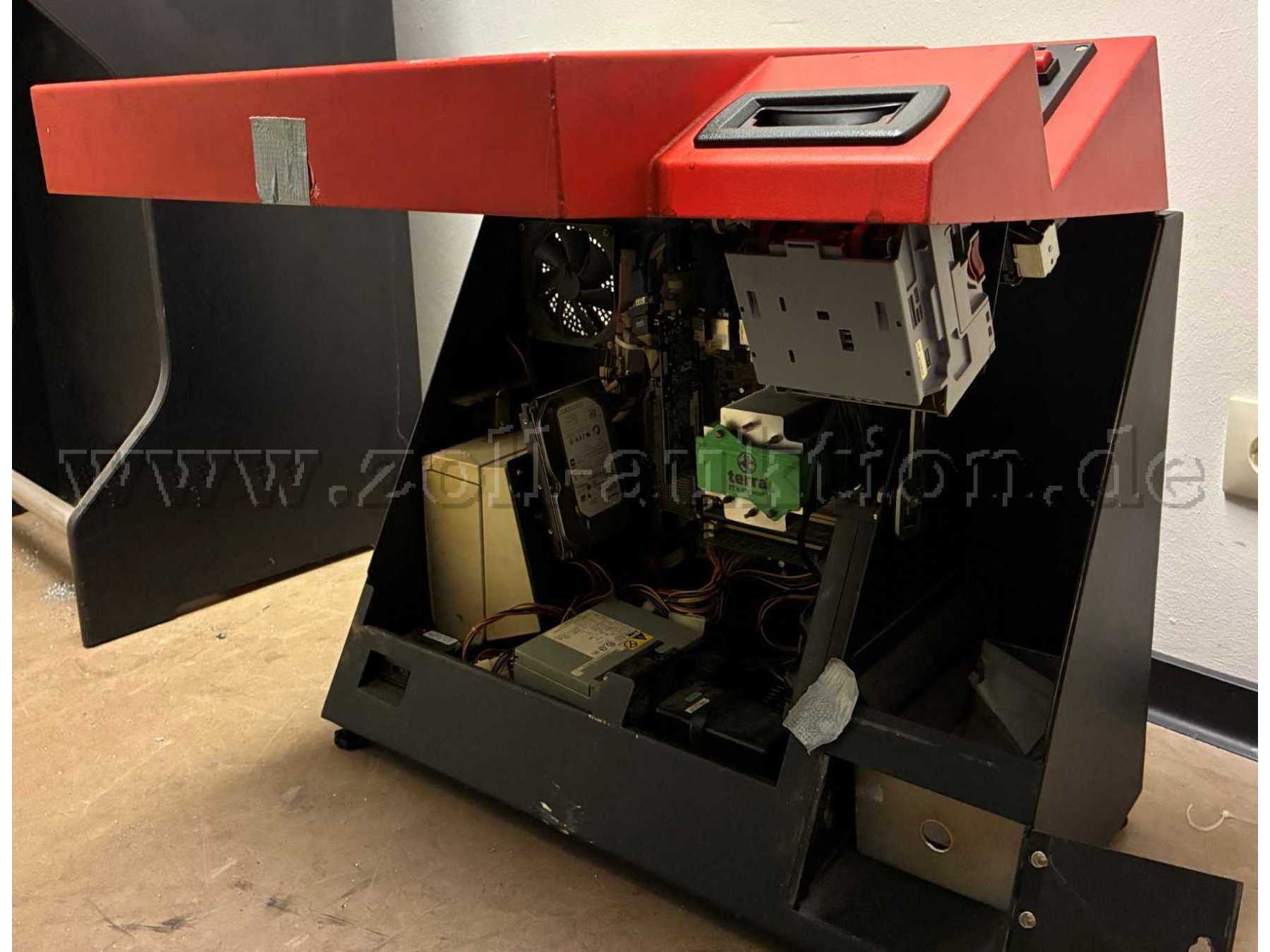 Geöffneter Terminal mit festgestellter Frontklappe