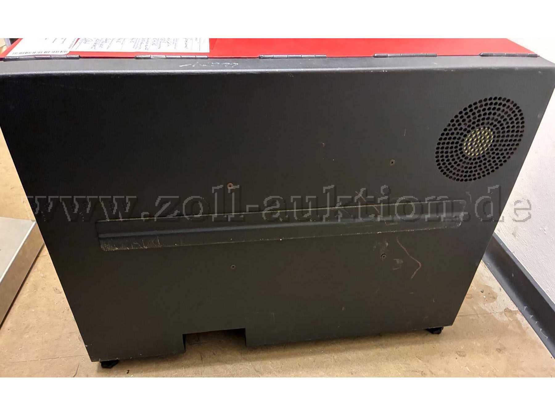 Rückansicht mit den unten liegenden Netz - und RJ45 Anschlüssen