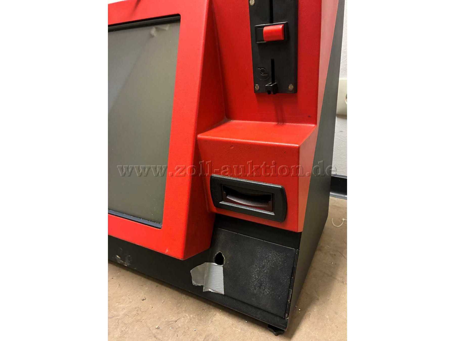 Seitenansicht mit den Öffnungen des Münz- und Scheineinwurfs. Darunter die Klappe des Geldfaches.