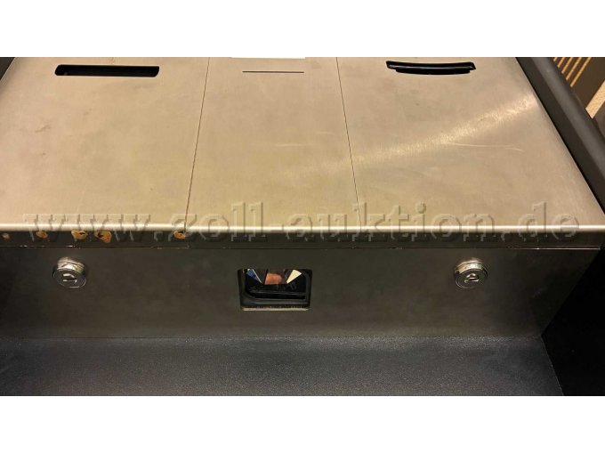 Verschlußkappen mit noch eingesetzten Schlößern und Scanneroptik