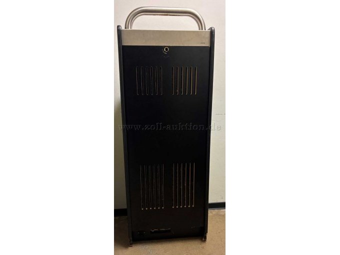 Rückseite mit eingesetzter Rückwand