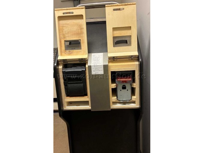 Geöffnete Klappen Drucker und Geldscheinakzeptator