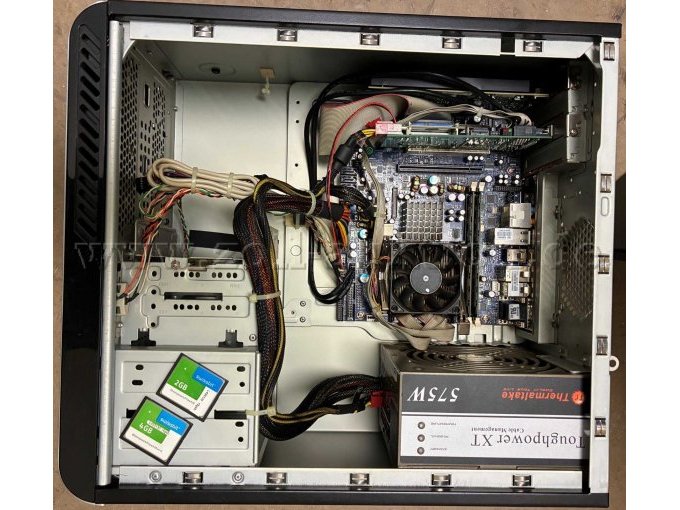 PC- Innenansicht mit ausgebauten Speichern (2 und 4 GB).