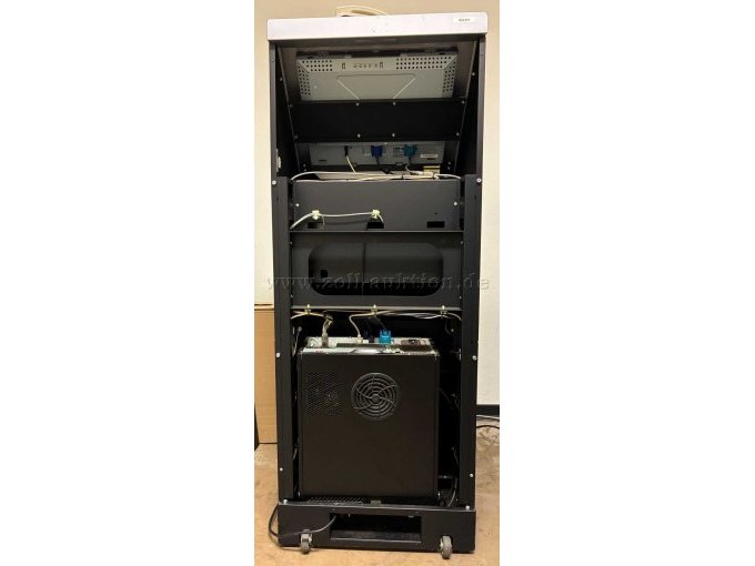 Geöffnete Rückseite mit eingebautem Personalcomputer