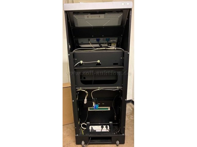 Geöffnete Rückseite mit ausgebauten Personalcomputer.