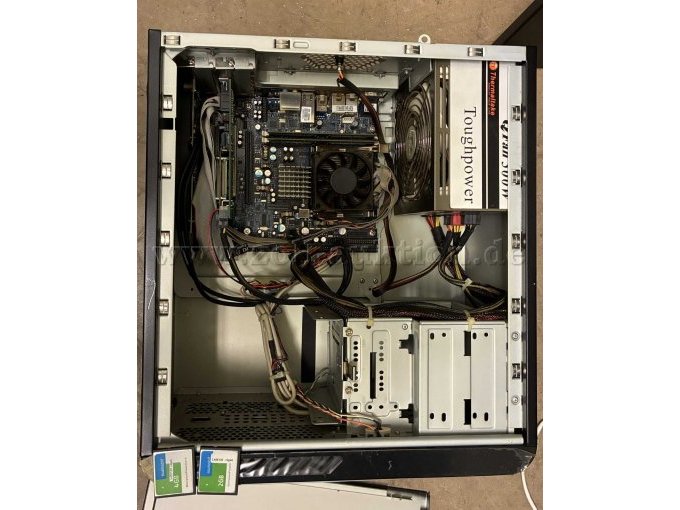 geöffneter Computer mit den unten links ausgebauten Speicherkarten.