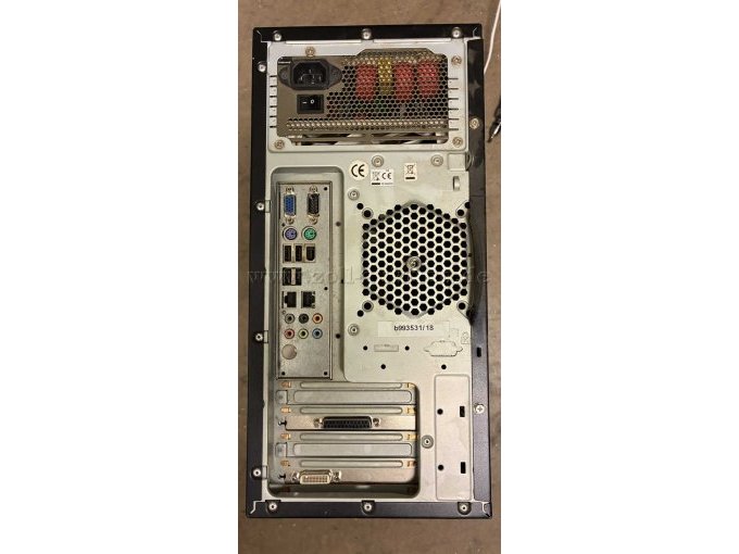 Rückseite bzw. Anschlussseite des eingebauten Computers.