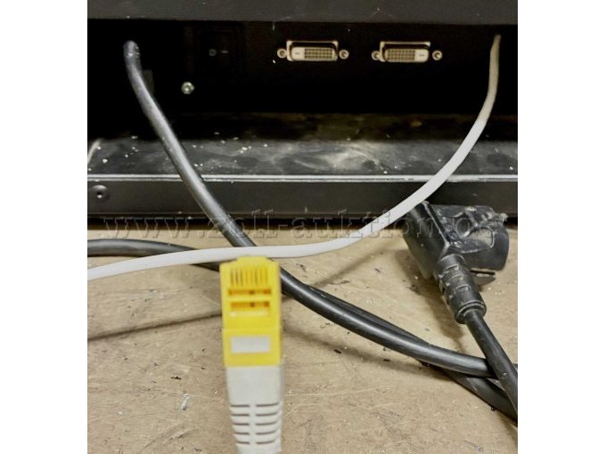 Netz und LAN-Stecker.