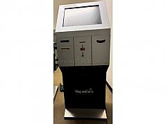 Vorderseite mit Sicht auf den Touchscreen Bildschirm sowie den Service- und Bezahlfunktionen.
