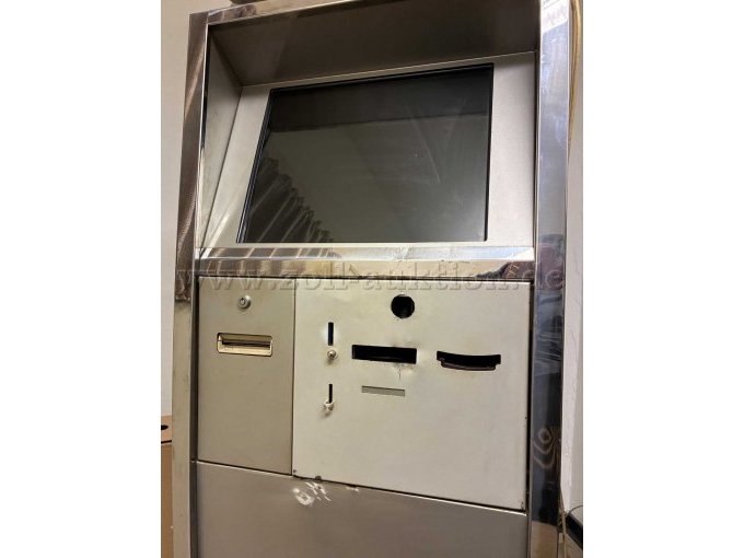 Geschlossene Klappen (links mit Druckeröffnung bzw. rechts für Münz- und Geldscheinöffnung)