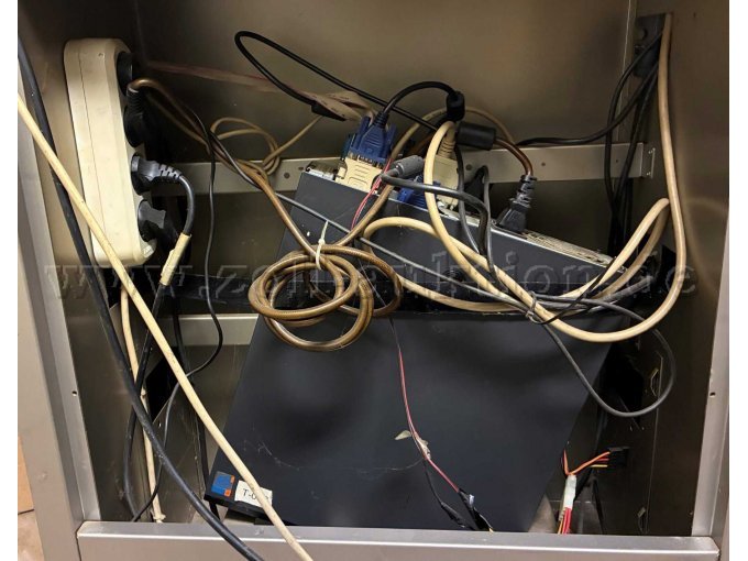 Geöffnete Rückseite mit eingesetzten PC.