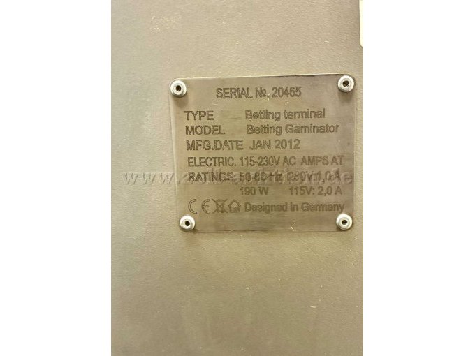 Typenschild, welches an der linken Gehäusewand angebracht ist.