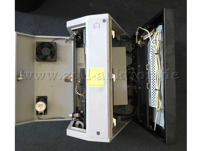 Draufsicht mit geöffneter Vorder- und Rückklappe.