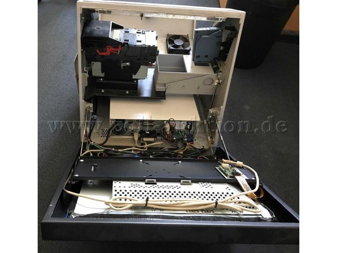 Geöffnete Bildschirmklappe mit Sicht auf einzelne elektonische Komponenten.