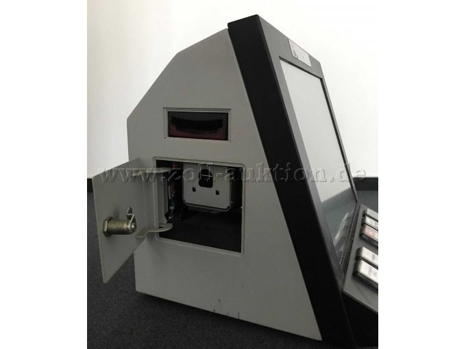 Geöffnete Klappe zum Bargeldfach des Geldscheinakzeptators.