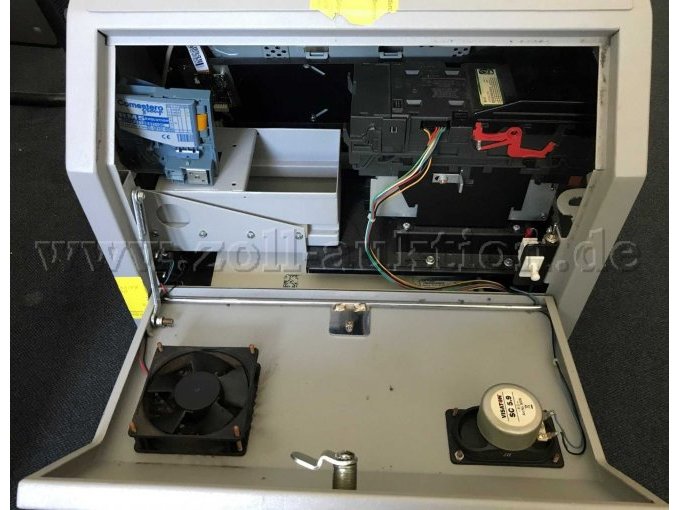 Geöffnete Rückseite. Links der eingebaute Münzzähler, rechts der Geldscheinakzeptator.