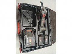 Winkelschleifer mit Ladegerät und Akkus in der Transportbox