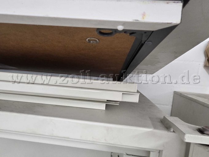 unten im Bild erkennt man die 4 zusätzlichen Einlegeböden, welche aktuell auf Schrank 1 liegen