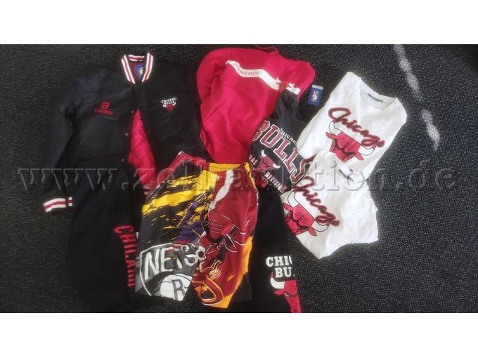 Ansicht Set, 1 Jacke, 1 Pullover, 3 T-Shirts und 3 Shorts Ansicht Set, 1 Jacke, 1 Pullover, 3 T-Shirts und 3 Shorts