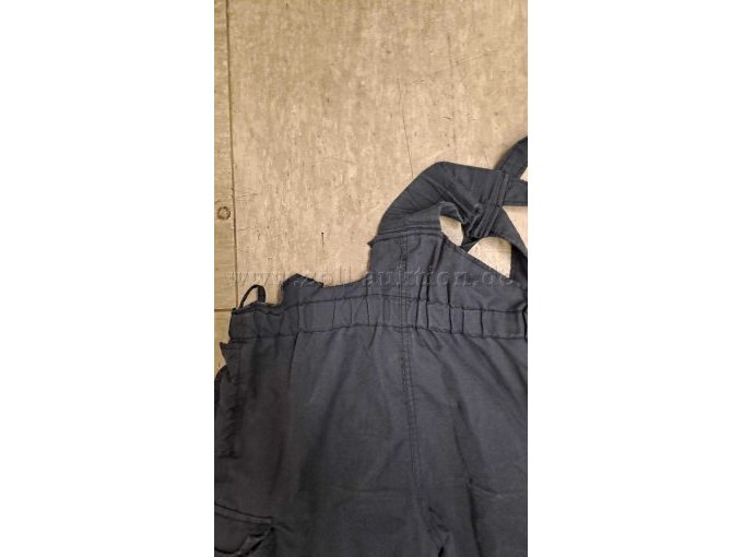 Beispielhose mit Ausschnitt