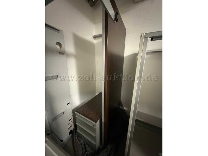 Schreibtisch und Rollcontainer