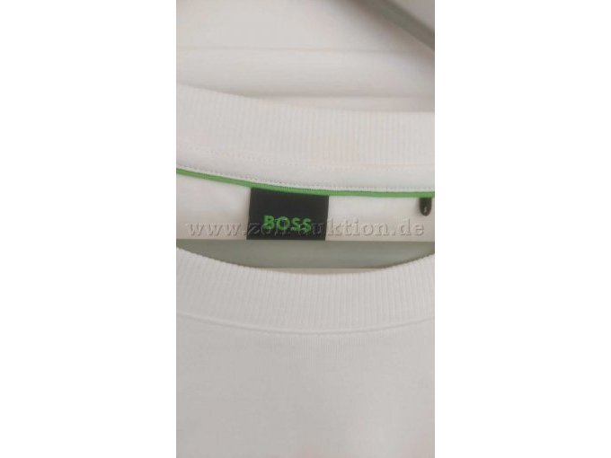Detail weißes Shirt mit großem Logo