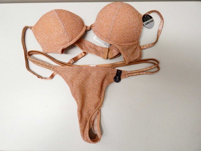 hellbrauner Glitzerstoff-BH mit dazu passenden Tanga mit Etiketten