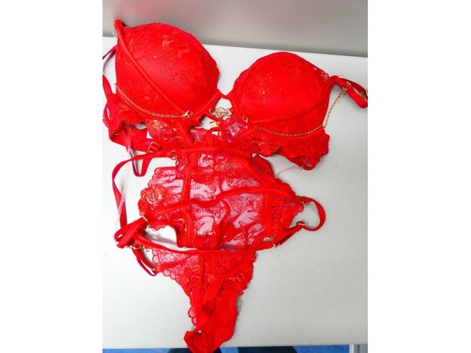 Roter Body zusammenhängend aus BH und Tanga