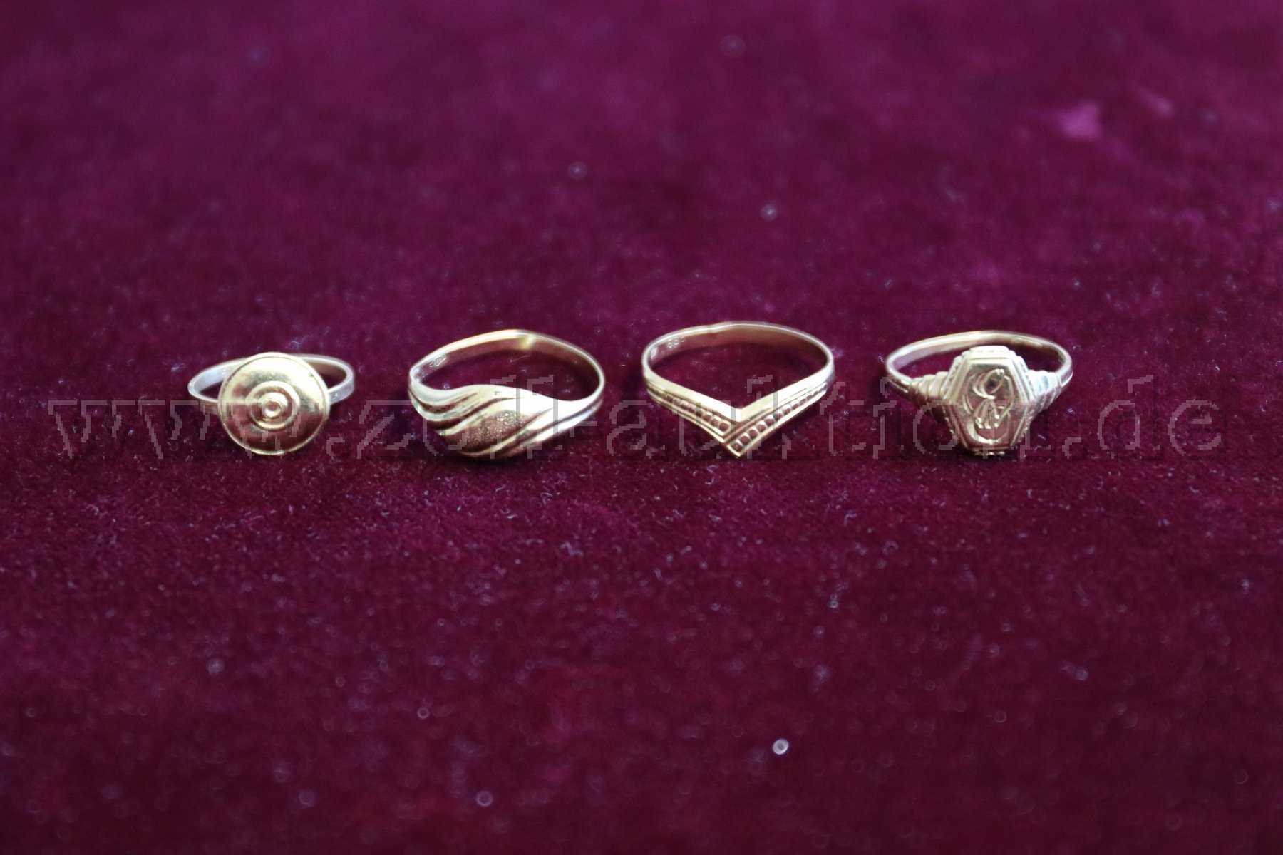 1 set bestaande uit 4 ringen van 585 goud