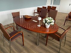 Tisch mit Stühlern sowie Hochlehnern