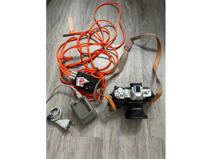 Kamera Olympus E-M10 III mit Objektiv M. ZUIKO Digital 12mm 1:2.0 Durchmesser 46 und Ladestation mit Kabel Und Ladegerät Cellularin mit Kabeln