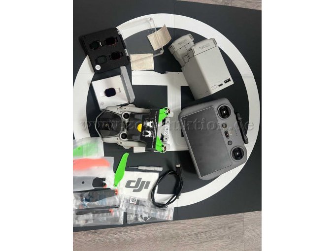 Drohne Dji  mit Zubehör: Fernbedienung, Ersatz Rotorblätter, Landeplattform, 3x Akkus mit Ladestation und Ladekabel, diverse Filter