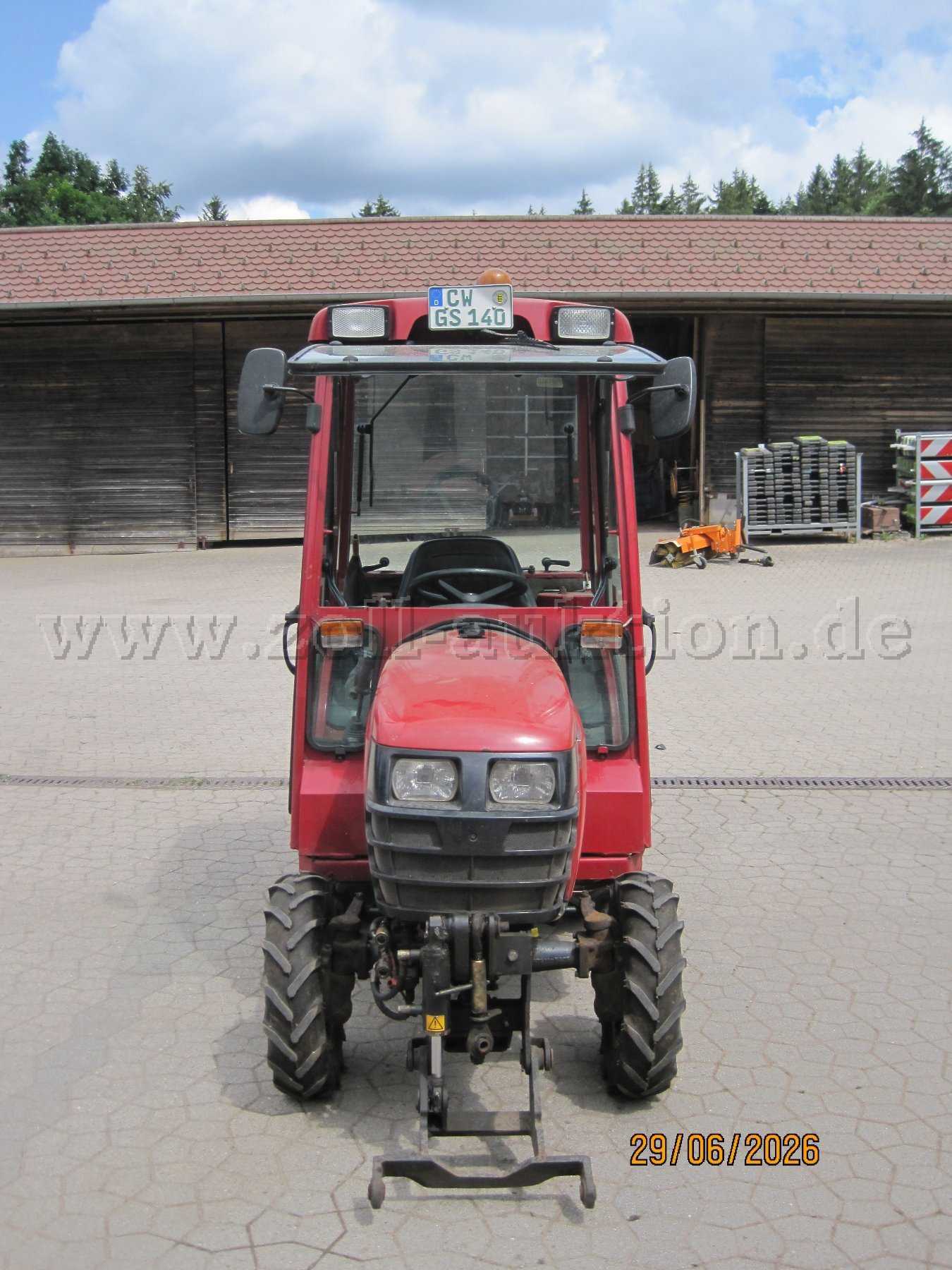 1 Shibaura HST 324 (traktor sa stražnjim pogonom)