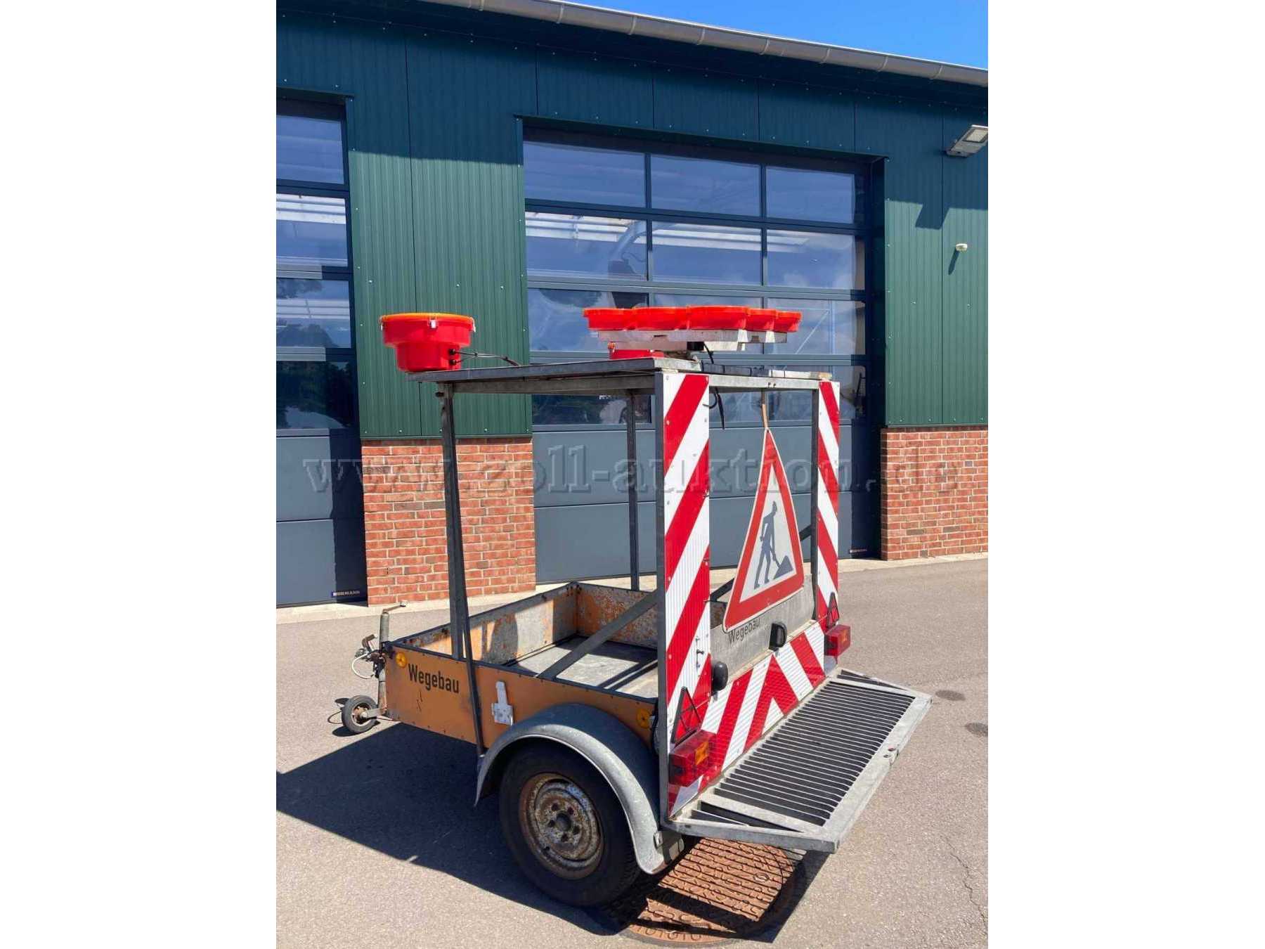 hinten links, Vorwegweiser eingeklappt