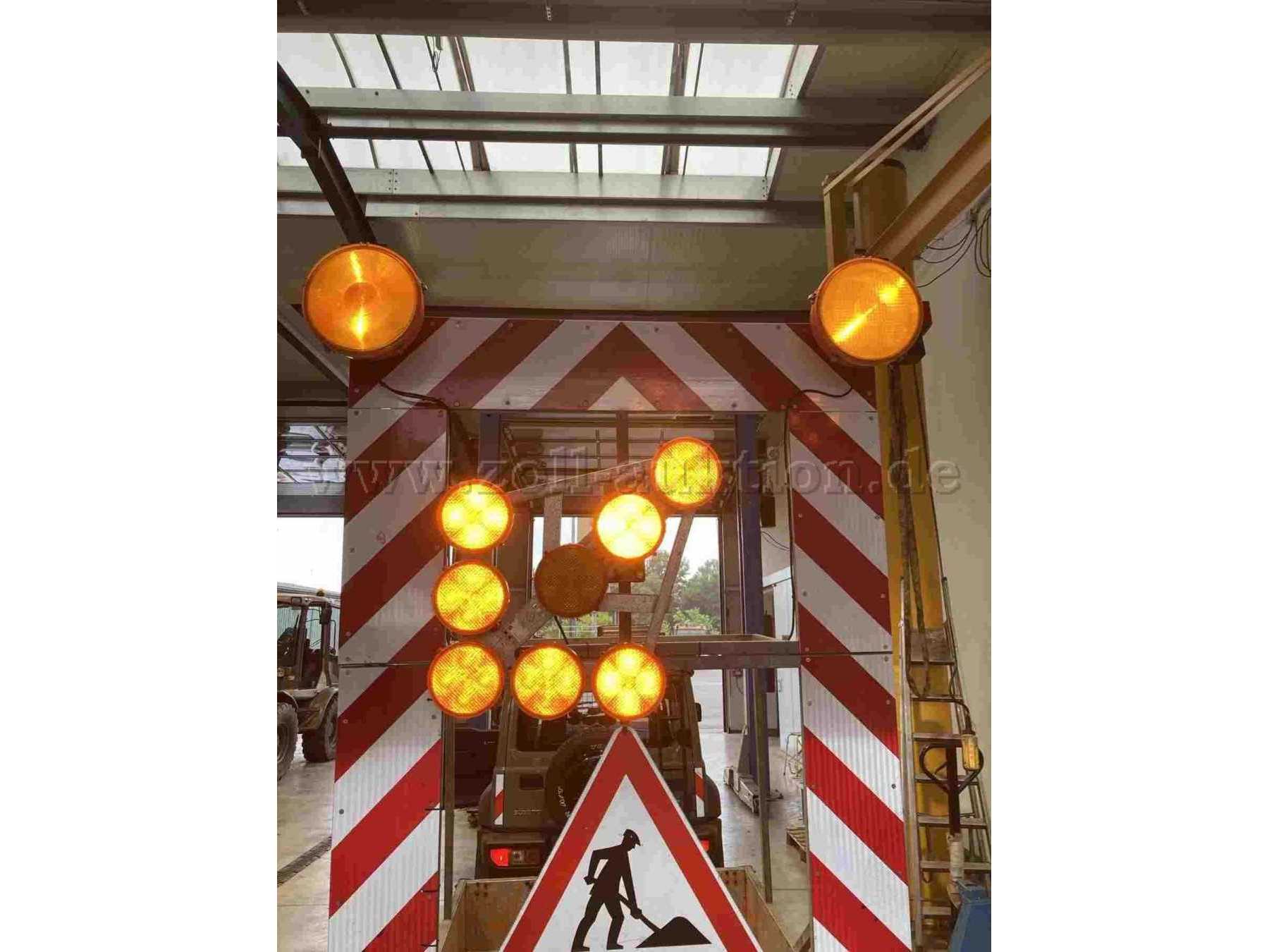 Vorwegweiser mit eingeschalteter Beleuchtung. Eine Blitzleuchte defekt