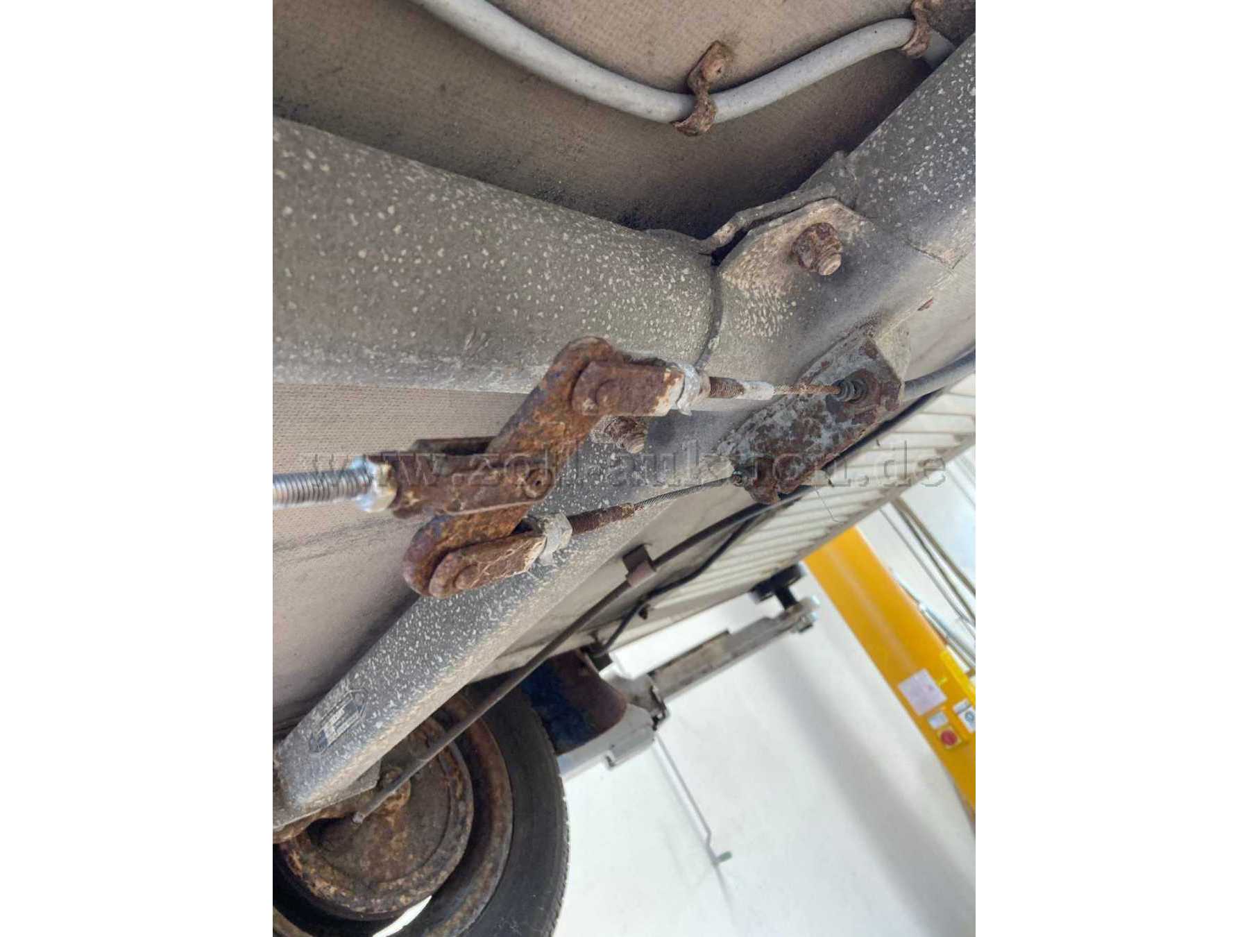Feststellbremse Befestigung Seilzug stark korrodiert.
