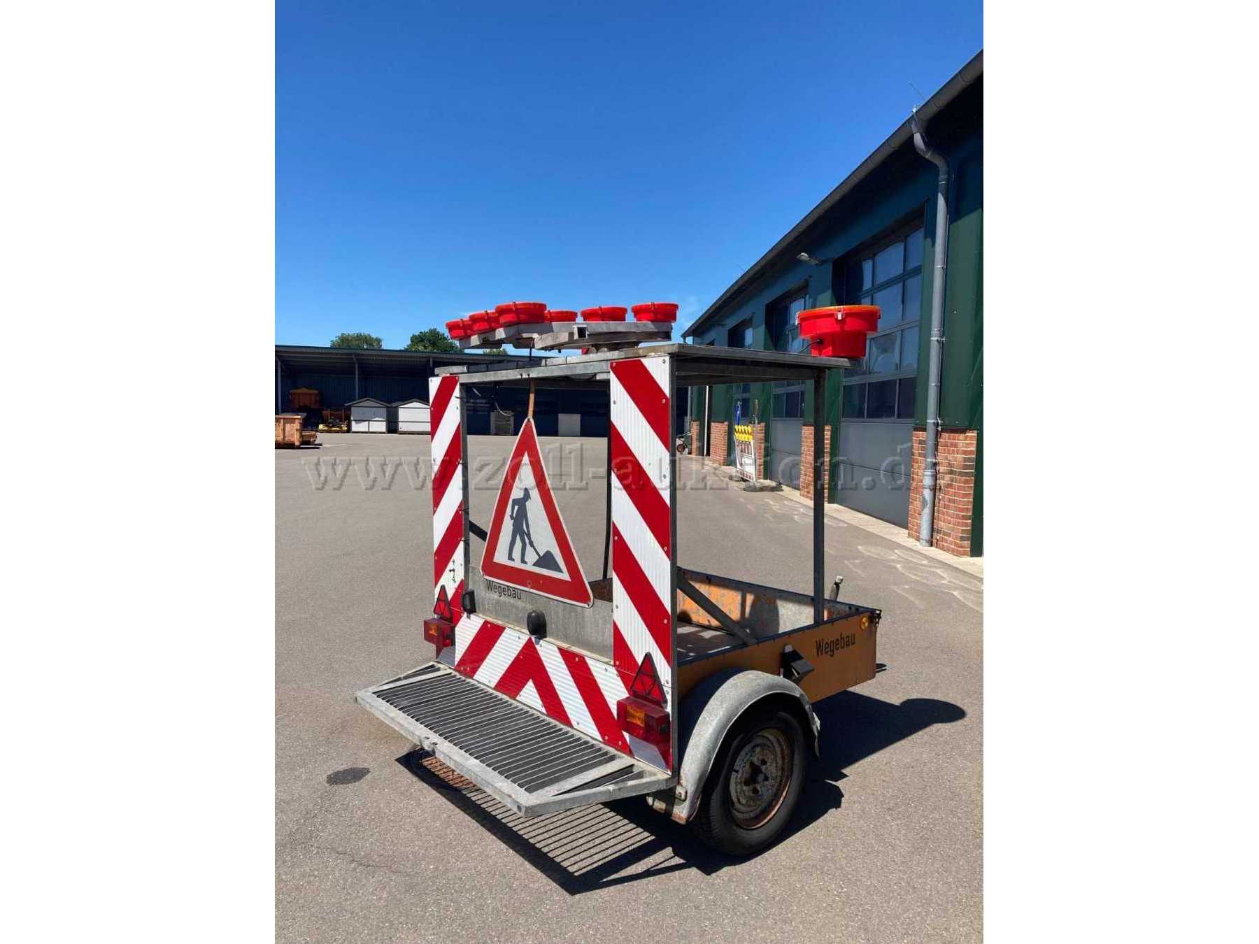 hinten rechts, Vorwegweiser eingeklappt