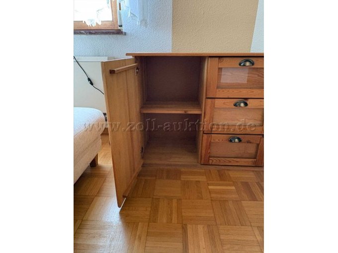 Linker Schrank geöffet